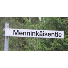 90 mm leveä kadunnimikilpi esimerkkikuvassa.