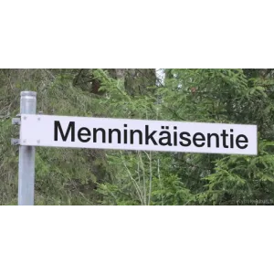 90 mm leveä kadunnimikilpi esimerkkikuvassa.