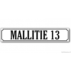 Osoitekyltti Special 600 mm pitkänä. Värinä valkoinen tausta ja musta teksti. Fontti Cheltenham XBDN, kehys radiaalikulmilla.