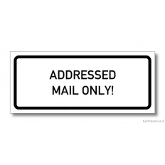 Englanninkielinen kaiverrettu kyltti "Addressed mail only!" -tekstillä.