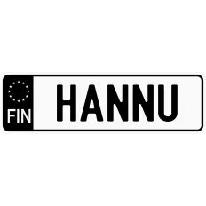 Valkopohjainen rekisterikilven mallinen nimikyltti kansallisuustunnuksella.