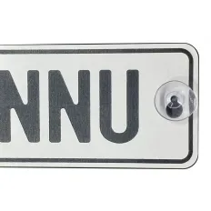 Imukuppikiinnitys rekkamiehen nimikyltissä.