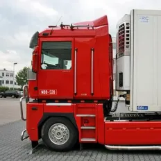 Rekisterinumerotarra rekka-auton nupissa.